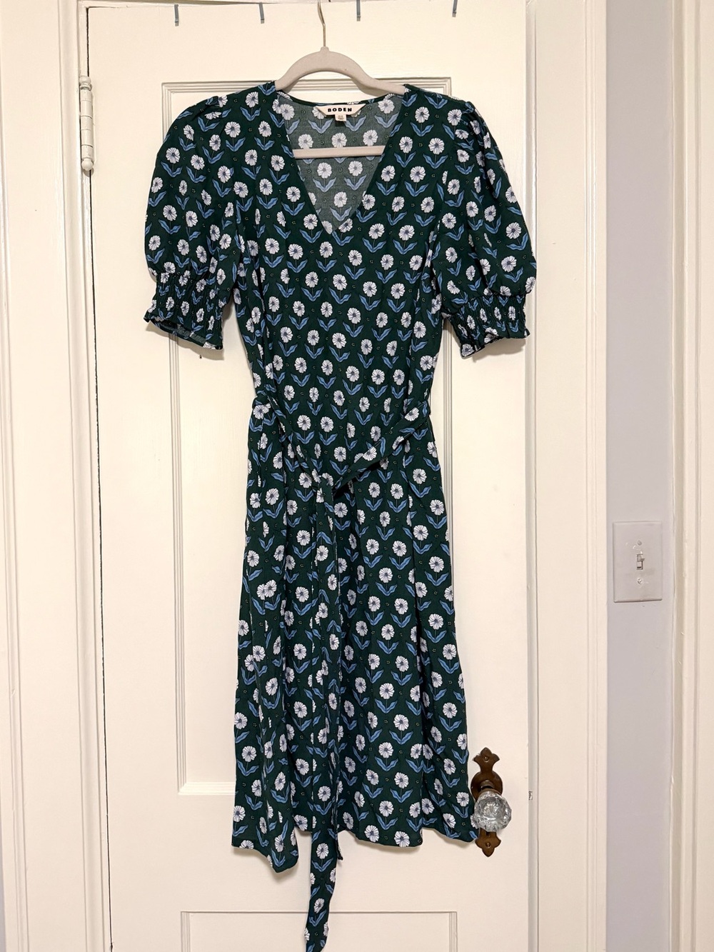 Boden Smocked-Cuff Midi Dress in Winter Green Daisy Foliage